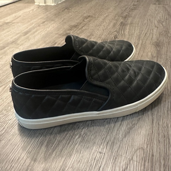 black steve madden slip ons - Picture 1 of 4